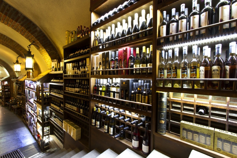 bar-ENTRAUNES-min_world_street_travel_shop_canon_georgia_wine_bottles-429767